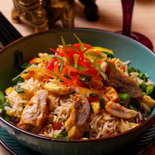 Orez prăjit cu pui și legume