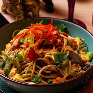 Noodles cu pui și legume