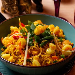 Orez prăjit cu creveți și legume