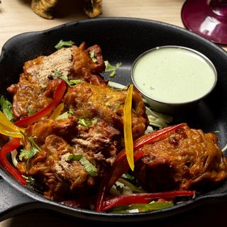 Mansoon Bhajiya & Sos Pudina Chutney / Legume crocante în faină de naut, cu vinete și ceapă