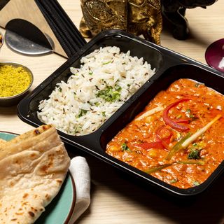 Chicken LAUNCH BOX - LA ALEGERE : 1curry+1garnitura+plain PARATHA