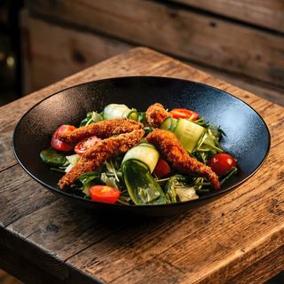 Form salad with crispy chicken
