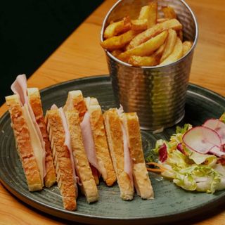 Toast cu șunca cașcaval cartofi pai și sosul casei 