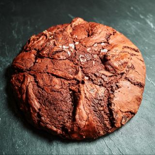 COOKIE CU CIOCOLATA NEAGRA SI FULGI DE SARE