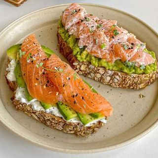 Bruschete cu tartar de somon