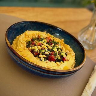 Hummus cu salata tabouleh