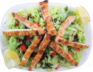 Salată cu pui la grătar