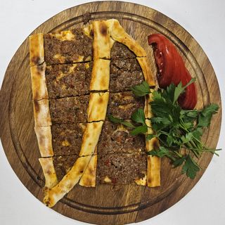 Pide kiymali - Pide cu carne de vita 