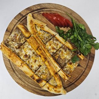 Pide kiymali-peynirli- Pide carne de vita cu cascaval