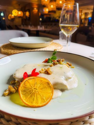 Petto di pollo con crema al gorgonzola e noci caramelate