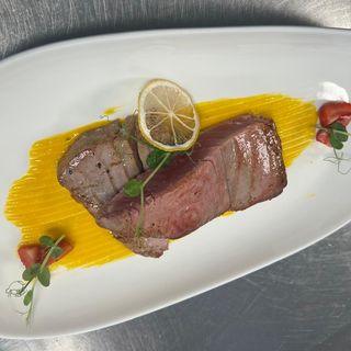 File de ton cu unt și sos de mango