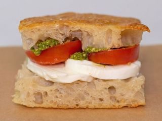 Sandwich cu mozzarella e pesto