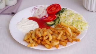 Cartofi prăjiți cu salată și sosuri