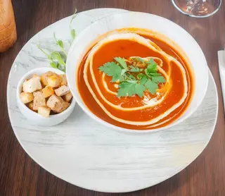 Supa crema de legume si rosii coapte cu smantana si crutoane picante