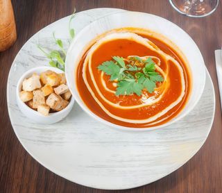 Supa crema de legume si rosii coapte cu smantana si crutoane picante