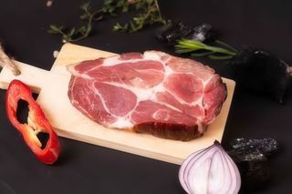 Ceafa de porc maturata cruda