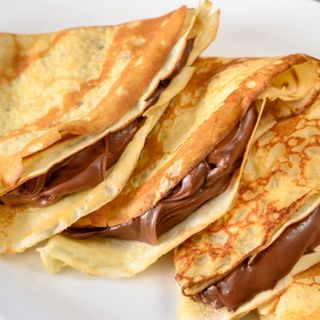 Portie 3 clatite cu nutella sau dulceata de visine