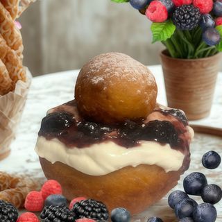 Papanasi cu smantana si dulceata