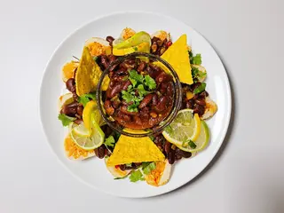 Calamar relleno de aroz con salsa de frijoles