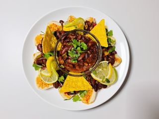 Calamar relleno de aroz con salsa de frijoles