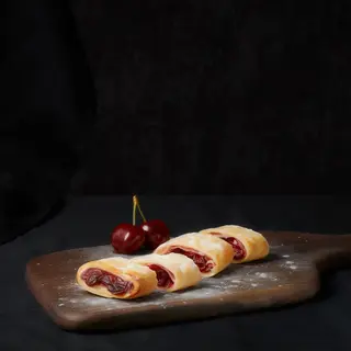 Ștrudel LUCA cu umplutură de vișine