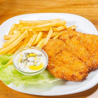 Șnițel de pui cu cartofi și sos