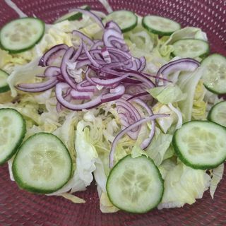 Salată verde cu ceapă și castraveți