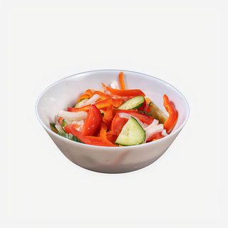 Salată cu roșii, castraveți și ceapă