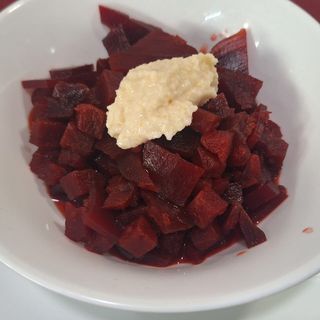 Salată cu sfeclă roșie cu hrean