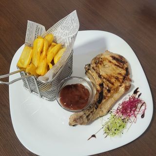 Cotlet de porc (tomahawk) cu cartofi dippers, salata asortata si sos barbeque/coacaze