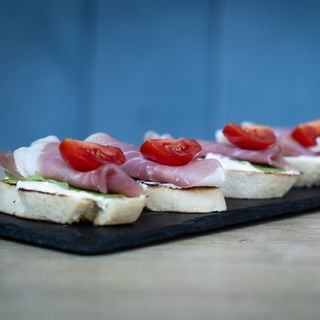 Bruschette cu prosciutto