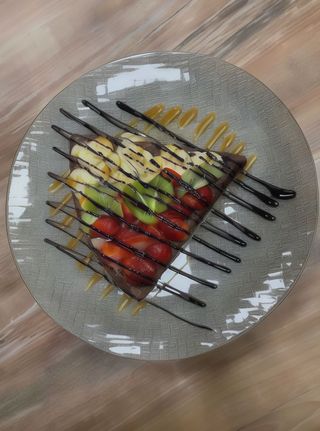 Clătită cu Nutella, banana, căpșuni, kiwi