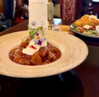 Gulaș cu carne de viţel și cartofi