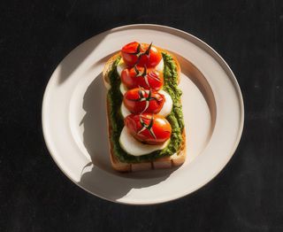 Toast cu pesto și roșii coapte