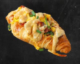 Croissant cu bacon și ou