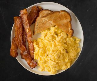 Omletă simplă și bacon