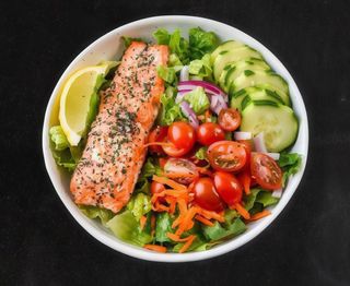 Salată cu somon și avocado