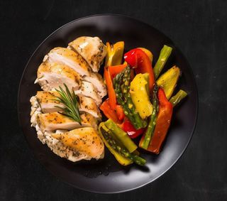 Piept de pui la grătar cu legume