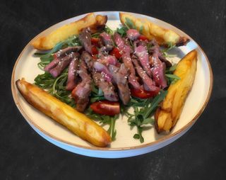 Tagliata de vită cu cartofi copți