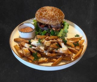 Burger de vită cu cartofi pai