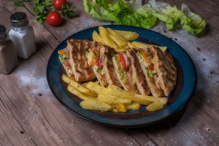 Pita Gyros acoperită de pui sau porc