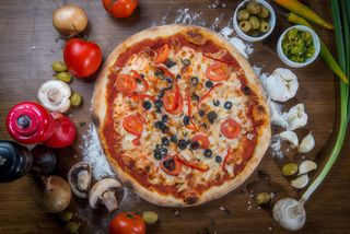 Pizza cu piept de pui si mozzarella mica