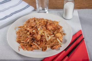 Fidea de orez prajit cu pui