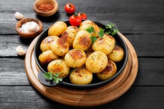 Cartofi la cuptor cu usturoi si marar verde