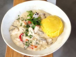 Pui taranesc cu smantana si mamaliguta