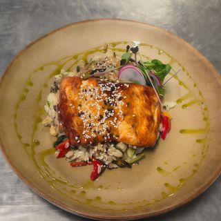 Somon gatit in stil asiatic cu orez salbatic