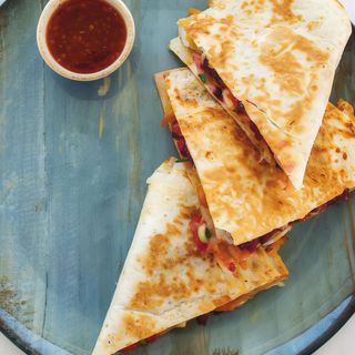 Quesadilla cu pui si legume