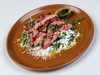 Tagliata cu rucola si sos chimichurri