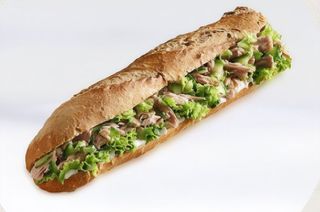 Sandwich cu pâine de secara si ton