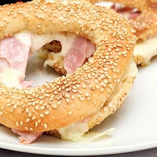 Covrig susan cu crema de branza si sunca de curcan